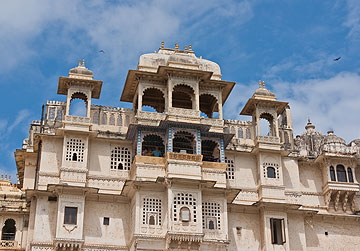 Udaipur SightSeeing with Tempo Traveller in Udaipur